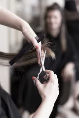 Fotobehang Kapsalon Hairdresser cutting hair