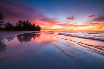 Acrylic prints Sea / sunset vibrant sunset skies with reflection