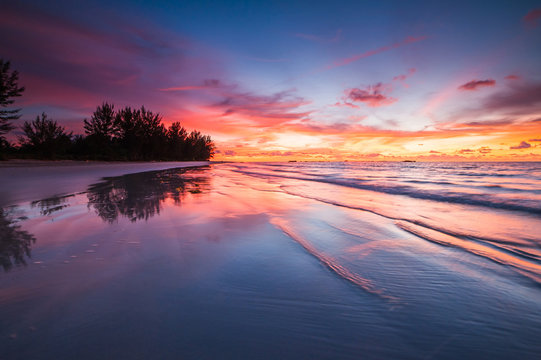 Fototapeta vibrant sunset skies with reflection