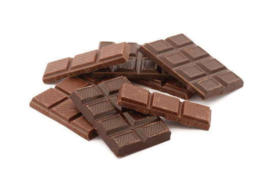 cioccolato a pezzi - sfondo bianco