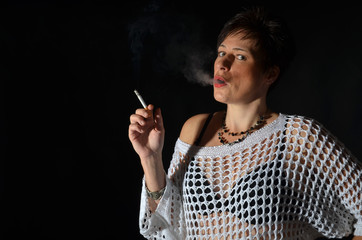 Obraz premium Schöne Frau im Studio, beim Sekt trinken, in Netzshirt, Posing