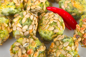 Spinat- Knödel mit Sonnenblumenkernen