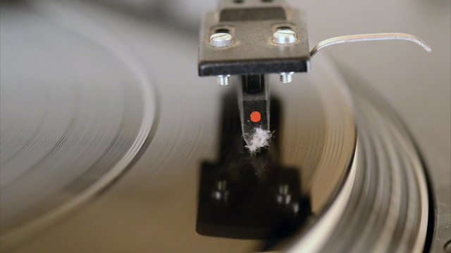 Dusty vinyl record turning on a recordplayer 