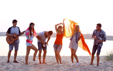 Obraz premium Carefree friends have fun on the beach