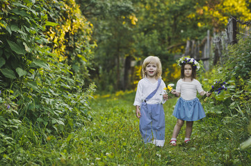 Fototapeta premium A boy and a girl walking in the green garden 4766.