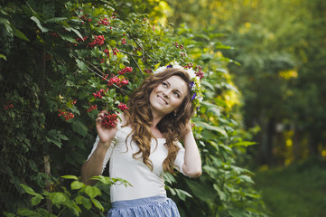 Portrait of a girl with a wreath on his head in the garden 4797.