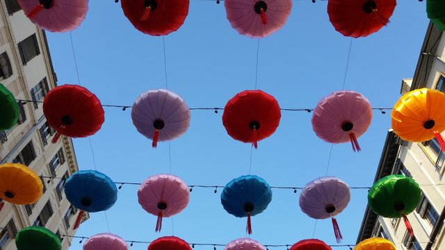 Lampions en papier accroch&eacute;s en l'air