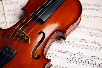 Obraz na płótnie Canvas Violin on music papers background
