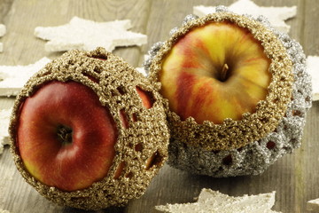 Winterlich dekorierte Äpfel mit Holzsternen
