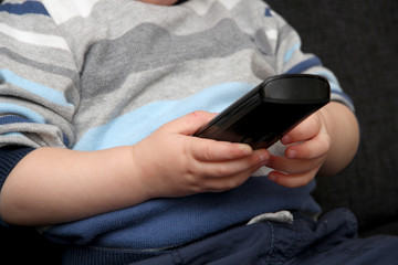 Kind hält Festnetztelefon