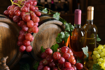 Fototapeta premium Grapes with wine and barrel on table