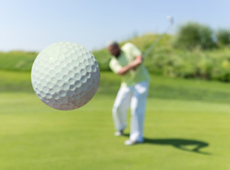 Man playing golf at club - obrazy, fototapety, plakaty