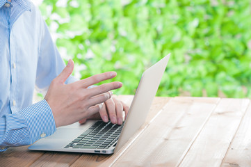 木製のテーブル デスクワーク,緑の背景