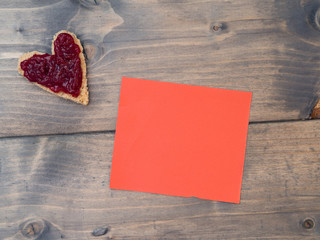 Herzförmiges Toast mit Erdbeermarmelade und einem rotem Stück