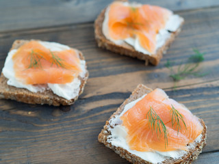 Frisches Vollkornbrot mit Räucherlachs
