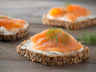Frisches Vollkornbrot mit Räucherlachs