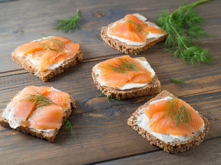 Vollkornbrot-Sandwiches mit Räucherlachs