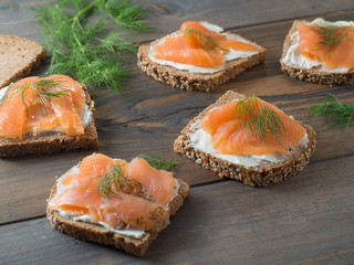 Vollkornbrot-Sandwiches mit Räucherlachs
