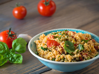 Couscous mit Tomaten und Basilikum