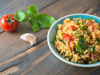 Couscous mit Tomaten und Basilikum