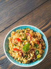 Couscous-Salat auf einem Holzhintergrund mit Textfreiraum