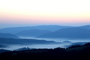 Obraz premium mountains in the mist before sun dawn
