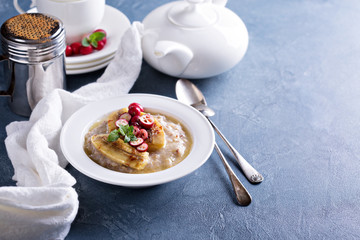 Multigrain porridge with bananas and cranberry
