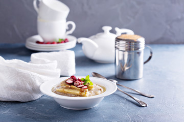 Multigrain porridge with bananas and cranberry