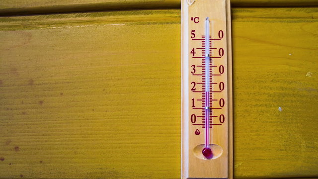 Temperature increases on a thermometer. Timelapse
