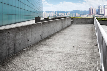 Obraz premium skyline and empty footpath by building