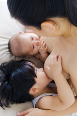 Obraz na płótnie Canvas Asian babies drinking breastmilk