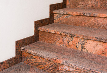 Treppe aus marmoriertem Granit im Halbprofil mit Fußleiste