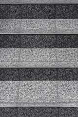 Gekachelte Treppe mit eingefrästen Rillen als Rutschhemmung in Grau und Schwarz