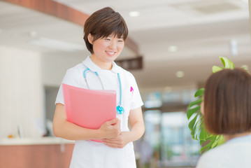 笑顔で患者に語りかける女性看護師