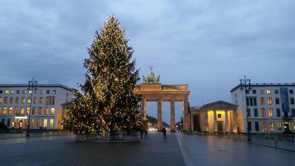 Weihnachtsbaum am Brandenburger Tor in Berlin © fotoweng
