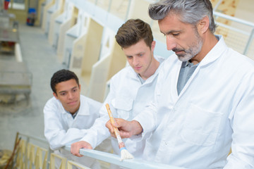 Obraz premium Apprentices learning how to paint