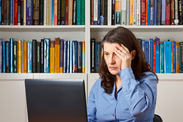 woman office computer headache migraine