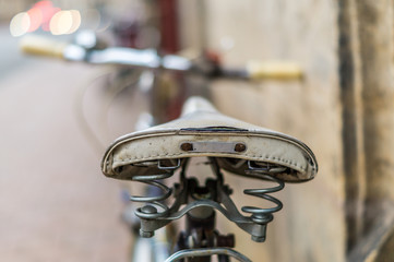 Alter Fahrradsattel Hauswand