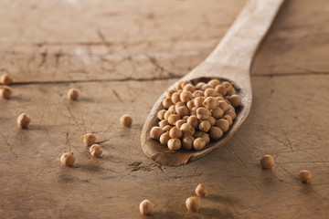 ceci biologici su cucchiaio legno e fondo legno