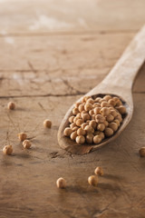 ceci biologici su cucchiaio legno e fondo legno