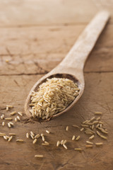 riso basmati biologico integrale su cucchiaio legno e fondo legno