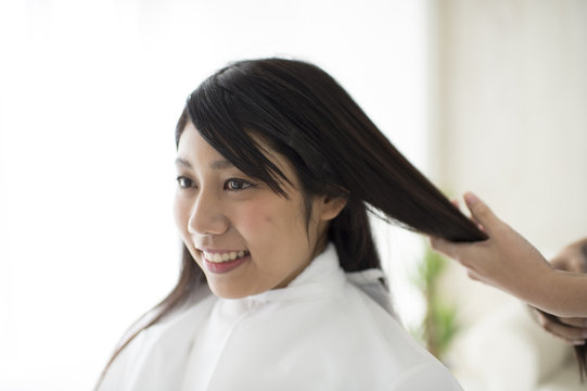 Women are going to cut the long hair