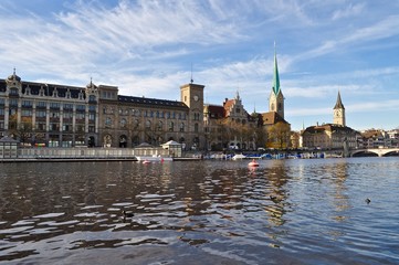 Zürich am Fluss / Wasser mit Frauenbadi, altes Postgebäude, Fraumünster und St. Peterskirche, 