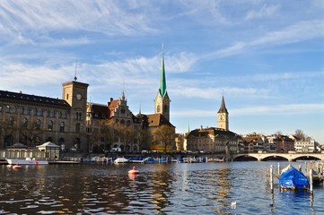 Zürich am Fluss Limmat: Alte Post, Fraumünster, St. Peterskirche, Gemüsebrücke im Hintergrund