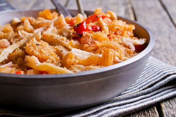 Pasta with squid and vegetables