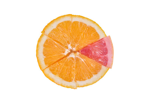 fetta di arancia vista dall'alto con spicchio di pompelmo