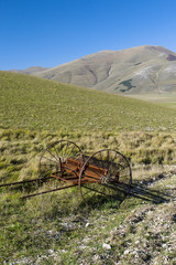 Fototapeta premium vecchia attrezzatura agricola ai piedi dei Monti Sibillini in Italia