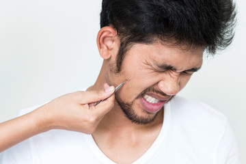 Obraz premium Cutting beard of young man, Isolate on white background, in stud