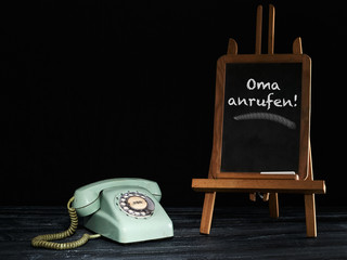 Grünes Retro Telefon mit Tafel