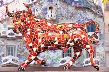 Foto auf Acrylglas bunter spanischer Stier mit Hintergrund © OFC Pictures